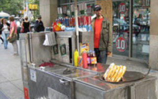 Manger un hot dog à New York